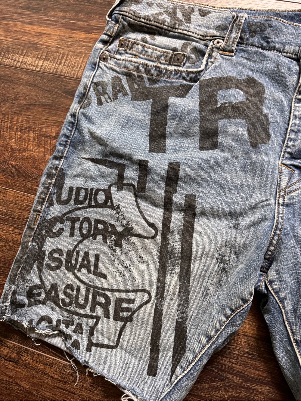 True Religion Logan Graffiti Denim Cut Off Shorts Men’s 40 Y2K Jorts - Picture 5 of 10